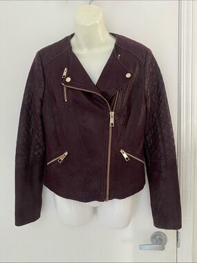 Guess Quilted Sleeve Faux Leather Biker Jacket Burgundy w gold H/Ware Sze Medium